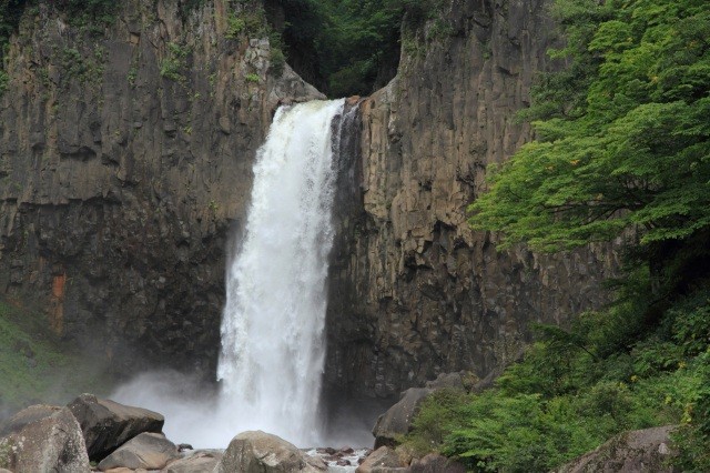 日本の滝100選の一つに選ばれている。【pixta】