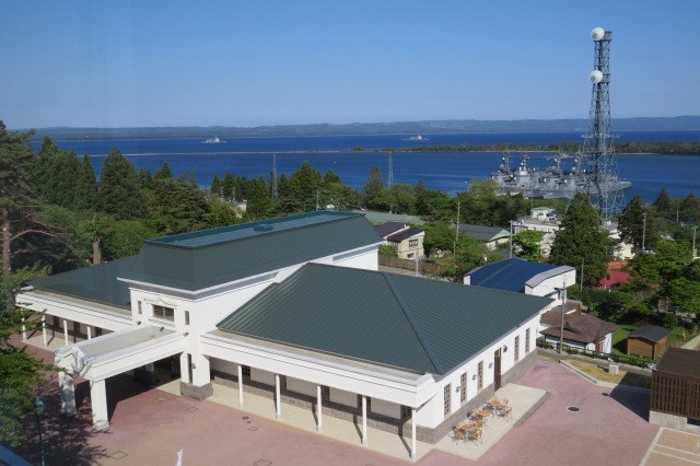 実在した海軍大湊要港部庁舎をイメージした「安渡館」