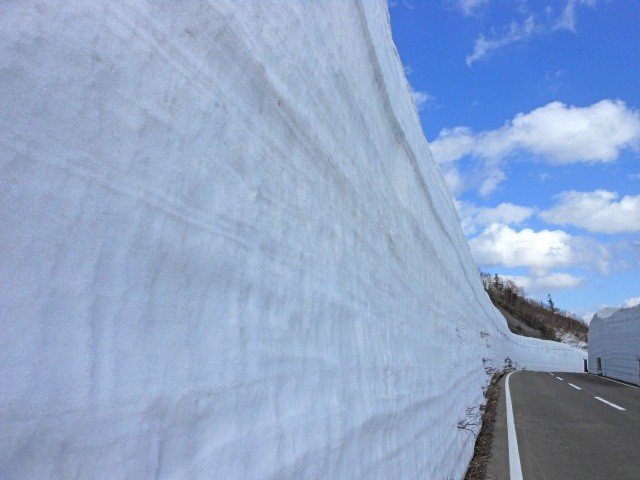 高い雪の壁がそびえ立つ【pixta】