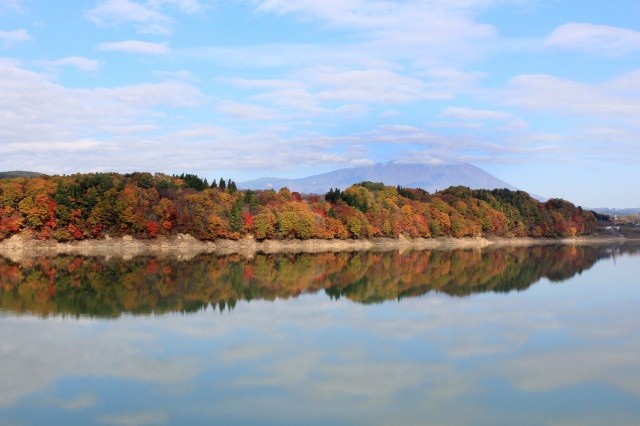 秋の景色を映す湖【pixta】