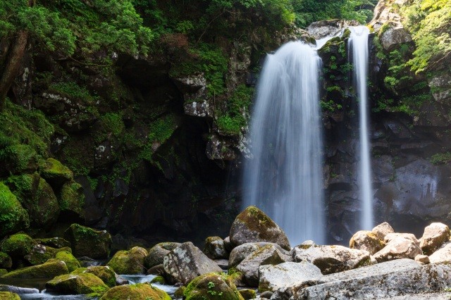 2筋の流れが美しい二ノ滝【pixta】