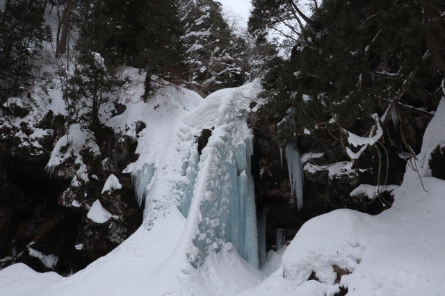 完全に凍り付き氷柱になった二ノ滝【pixta】