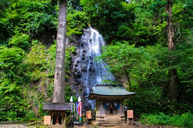 「秡川」に落ちる「須賀の滝」