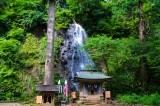 「秡川」に落ちる「須賀の滝」【Adobestock】