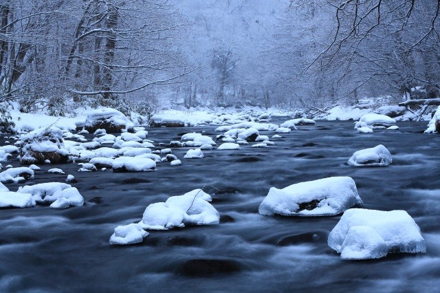 雪景色が美しい「紫明渓」【AdobeStock】