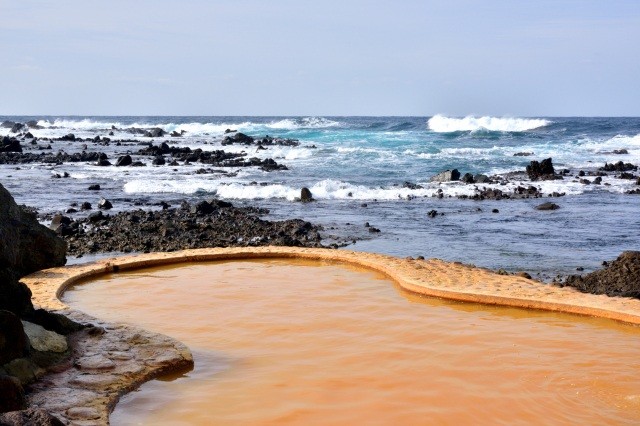 ひょうたん型の混浴露天風呂【pixta】