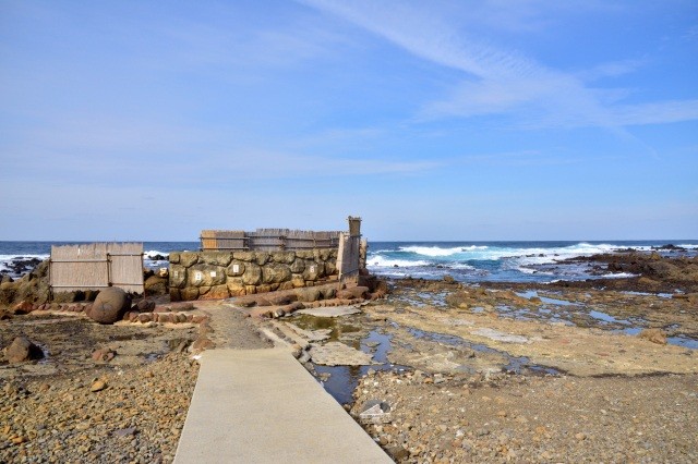 海へと向かって歩きます。【pixta】