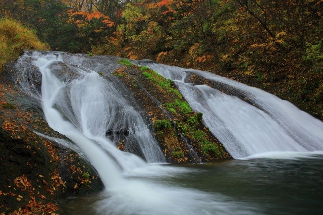 清らかな川に流れる「釜淵の滝」【pixta】