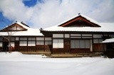 冬、雪に覆われる武家屋敷【pixta】