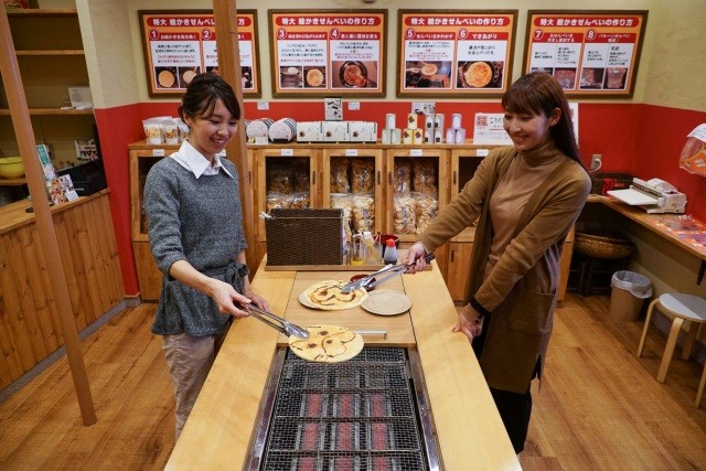 煎餅の手焼きや絵付けが体験できる店「田」