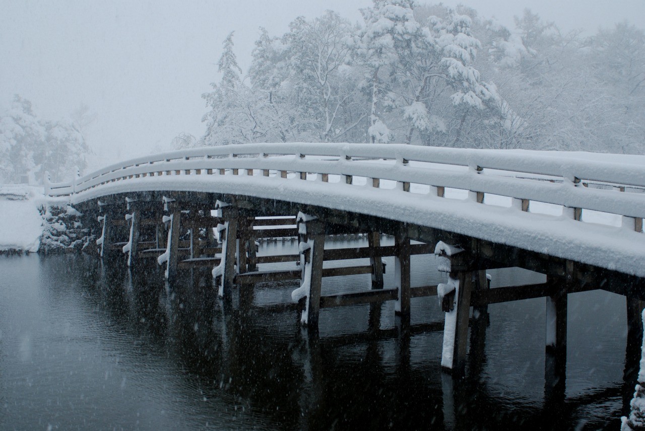 冬、風情ある雪景色の極楽橋【pixta】