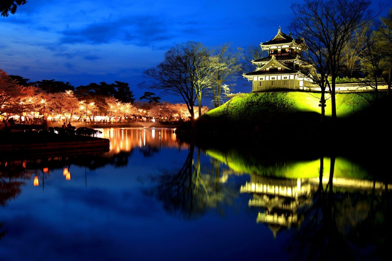 「日本三大夜桜」お堀の水面に映る美しい様【pixta】
