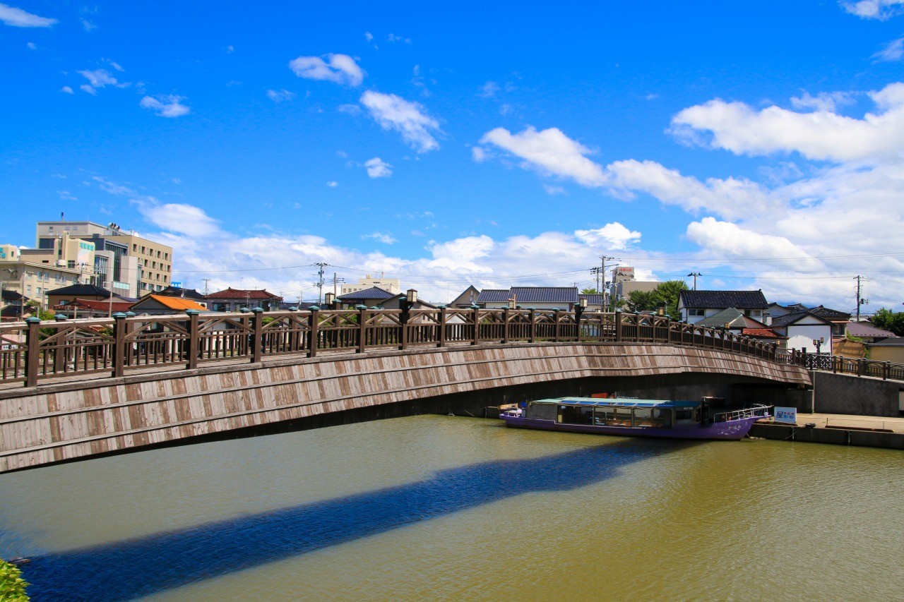 新井田川に木造の橋が架かる
