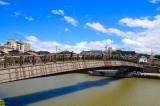 新井田川に木造の橋が架かる