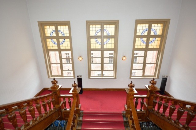 旧県庁舎：階段踊り場にあるステンドグラス