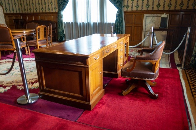 旧県庁舎 知事室：復元された机と椅子