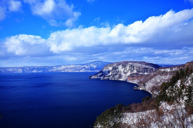 ほんのり雪化粧をした十和田湖