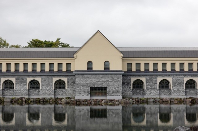 水面に映る建物もアートのよう【pixta】