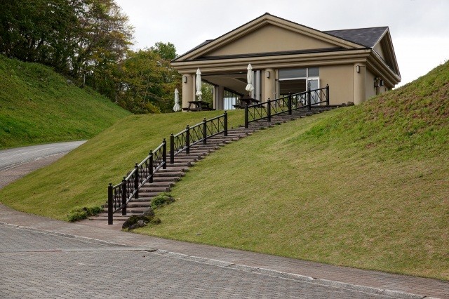 磐梯山が望める小高い丘にあるカフェ【pixta】