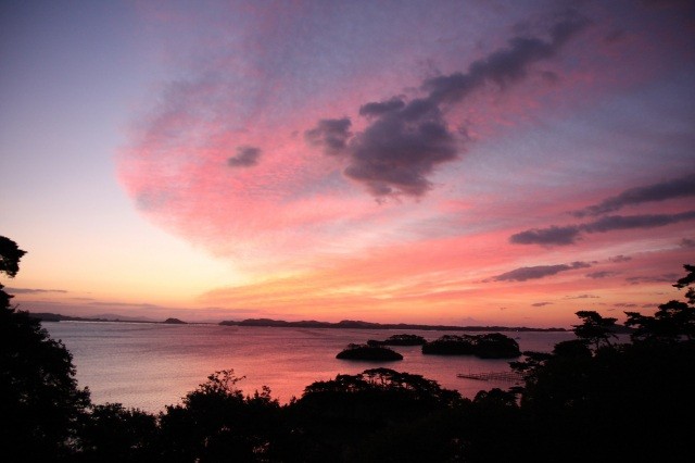 朝焼けに染まる松島も美しい【pixta】