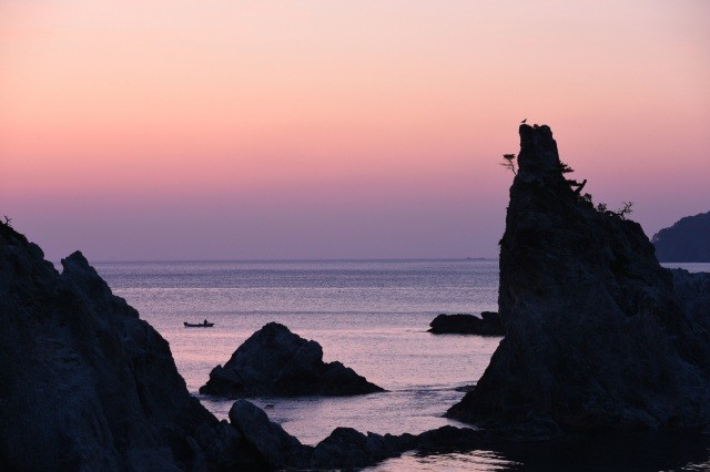 朝焼けに染まる浄土ヶ浜【pixta】