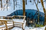 冬の青池【AdobeStock】