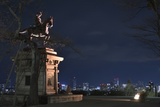 ライトアップされた騎馬像と仙台市の夜景