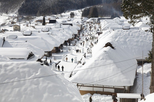 ずっしりと重い雪に覆われた大内宿【pixta】