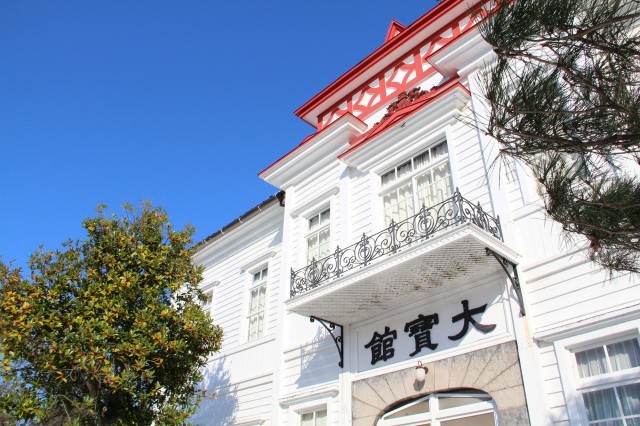 青い空とのコントラストは写真映え間違いなし【pixta】