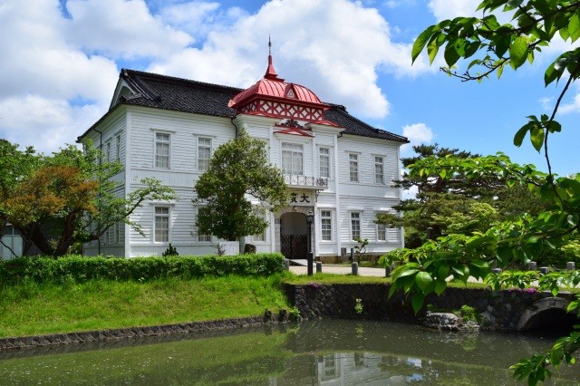 お堀に架かる橋を渡り、間近で見学可能【pixta】