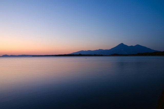 静寂に包まれる夕暮れ時【pixta】