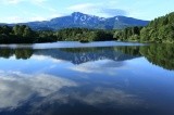 夏、大潟溜池の水面に映る鳥海山【AdobeStock】