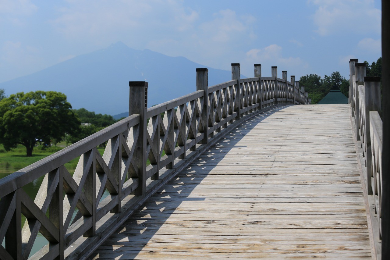 青森県産の「ひば」を用いて造られた橋