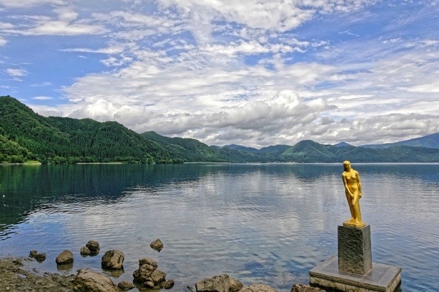 ทะเลสาบทะซะวะ และรูปปั้นทัตสึโกะ