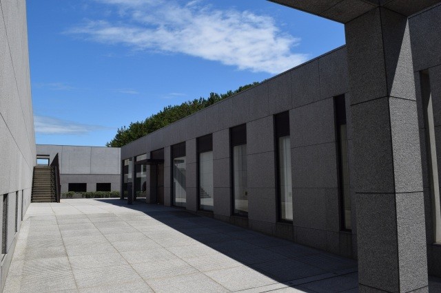 入口：設計は世界的建築家　谷口吉生氏【pixta】