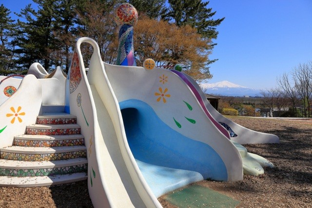 ファミリーに人気の遊具も公園内に設置【pixta】