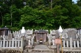 大鳥居のある仙人沢には多くの石碑が並ぶ【pixta】
