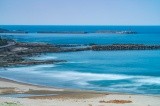 穏やかな波の海【AdobeStock】
