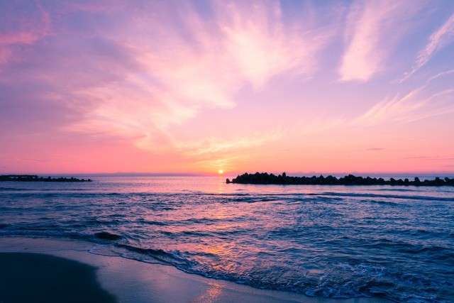 日本海に沈む夕日【AdobeStock】