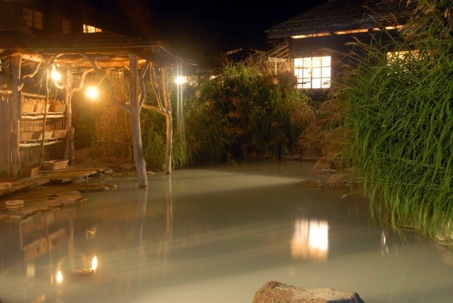 「鶴の湯」夜の露天を静かに楽しむ