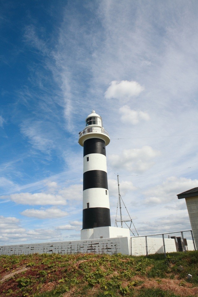 白黒の縞模様が目を引く灯台は岬のシンボル