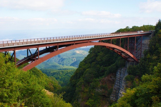 景勝地の一つ。つばくろ谷の不動沢橋【pixta】