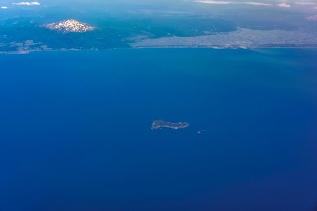 日本海に浮かぶ飛島【pixta】