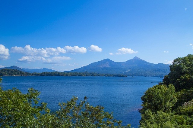 磐梯山の爆発が生んだ大きな湖