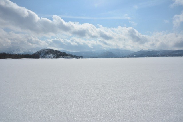 冬には湖上が歩けるほどに凍りつく