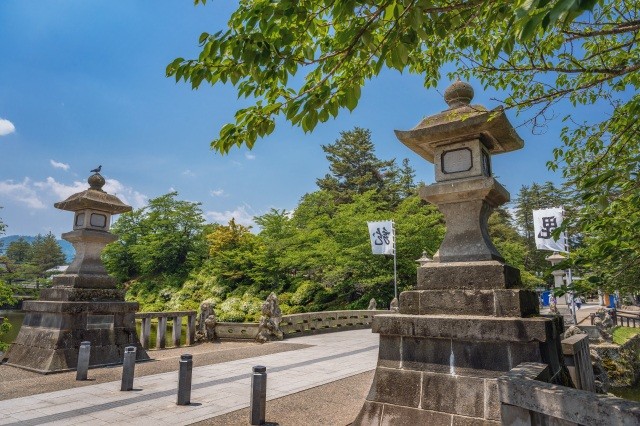 参道「舞鶴橋」を渡り「上杉神社」へ【AdobeStock】