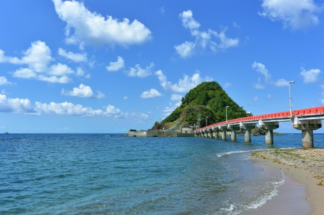 海岸のシンボル「白山島」と朱塗りの橋【pixta】