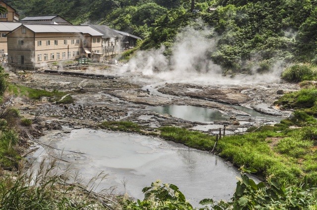 湯治村に並ぶ建物【pixta】