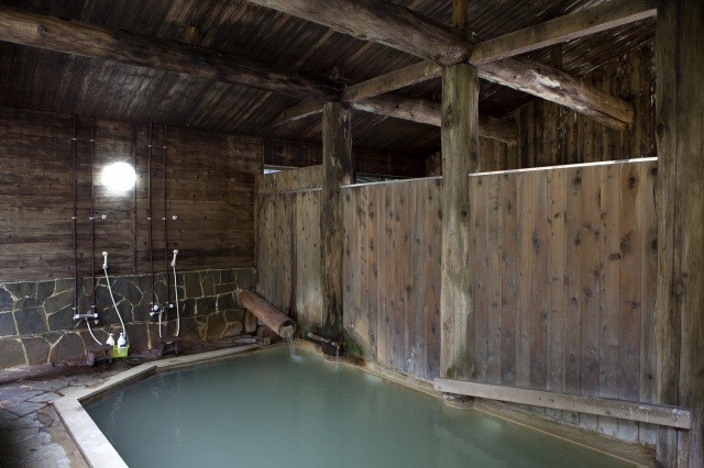 内風呂は木のぬくもりで優しい雰囲気