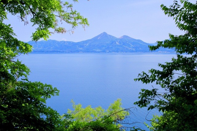 猪苗代湖には山の絶景スポットがいっぱい【pixta】